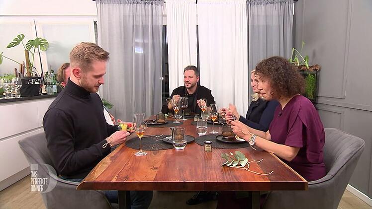 Albert (links) holt einen Obstsalat aus der Tasche, den mag er lieber als Daniels Birnenkompott.