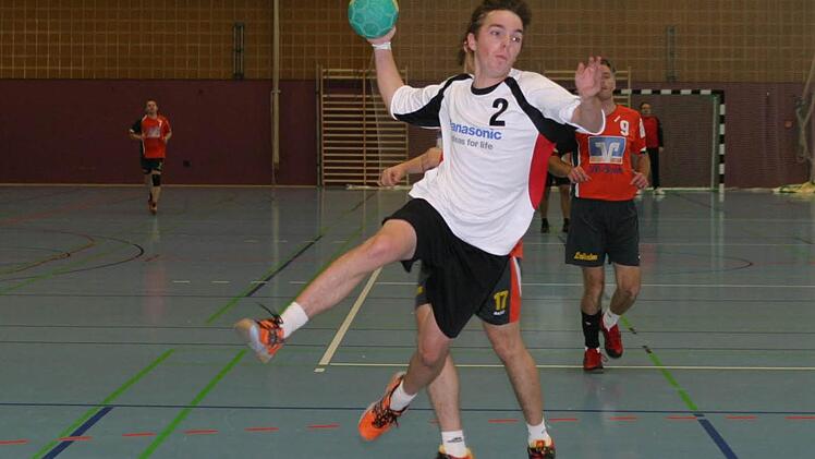 Mit sieben Treffern war der sehr beweglich spielende Johannes Geuß (Nummer 2) bester Eberner Torschütze, hier bei einem erfolgreichen Sprungwurf.