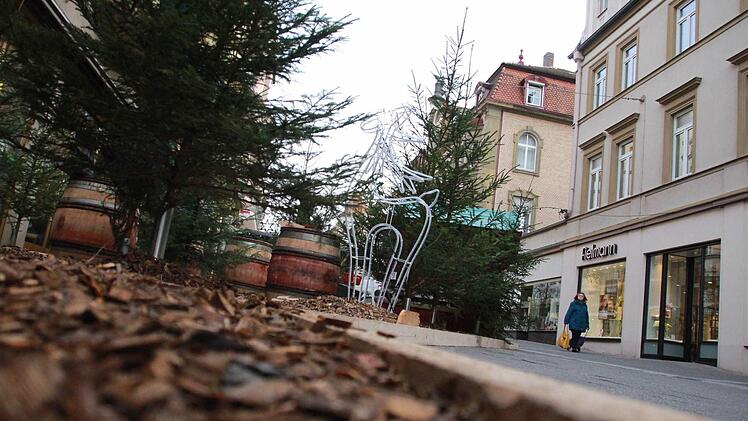 Der neue Abschnitt des Weihnachtsmarktes ist aufgebaut. 30 Kubikmeter Hackschnitzel wurden für den "Winterwald" aufgeschüttet. Florian Griebel, der Betreiber, freut sich schon vor der Eröffnung über positive Reaktionen auf das neue Areal. Derweil sorgt der Rettungsweg für Diskussionen. Foto: Carmen Schmitt