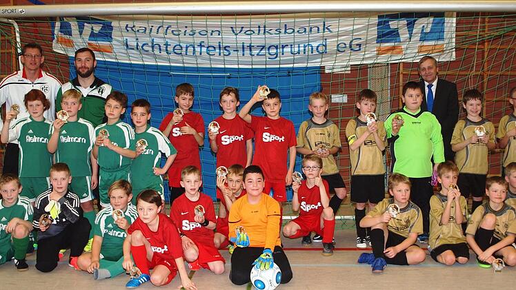 Bei den F-Junioren errang die TSG 05 Bamberg (Mitte) den Turniersieg vor dem TSV Ebensfeld (rechts) und der SG Niederfüllbach/Scherneck (links). Foto: Alfred Thieret
