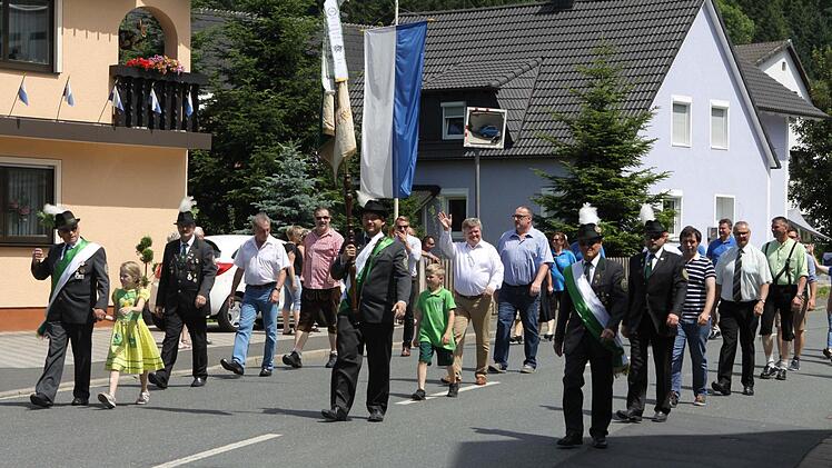 Impressionen vom Schützenumzug in Wallenfels. Foto: Michael Wunder