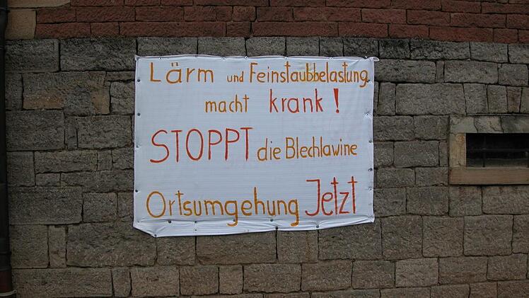 Mit einer Plakataktion an den Durchgangsstraßen im Jahr 2015 machte die Bürgerinitative auf die Verkehrsbelastung in Nüdlingen aufmerksam. Ewald Kiesel