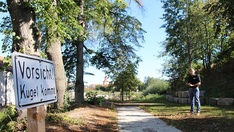 Lauschiger Platz mit Kegelbahn neben dem Rathaus in Röttenbach. Foto: Christian Bauriedel