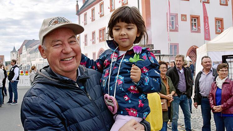 Volker Ulbrich und seine Enkelin Vibeke hatten sehr viel Spaß auf der Haßfurter Kirchweih.