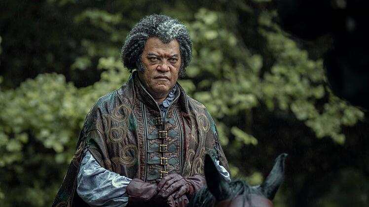 Der geheimnisvole Regis (Laurence Fishburne) lindert die Schmerzen des Witchers und schließt sich ihm an.