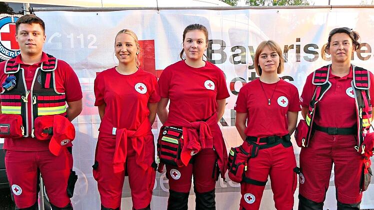 Vladimira Civrag (rechts) und weitere ehrenamtliche Helfer des Kroatischen Roten Kreuzes aus Zagreb unterst&uuml;tzten mit dem BRK Ha&szlig;berge den Sanit&auml;tswachdienst.