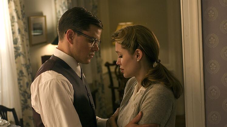 Clover Russel (Angelina Jolie) wurde nach einer kurzen Aff&auml;re mit Edward Wilson (Matt Damon) schwanger - die Ehe der beiden ist eine leidenschaftslose Pflicht&uuml;bung.