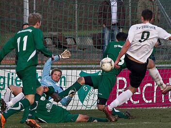 Die Neudrossenfelder Abwehr ist in dieser Saison bislang die beste der Landesliga Nordost. Torwart Matthias Küfner (hinten) und seine Defensivkollegen ließen in 22 Spielen erst 18 Gegentreffer zu. Foto: Heinrich Weiß