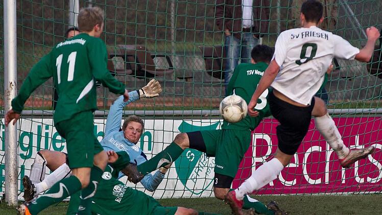Die Neudrossenfelder Abwehr ist in dieser Saison bislang die beste der Landesliga Nordost. Torwart Matthias Küfner (hinten) und seine Defensivkollegen ließen in 22 Spielen erst 18 Gegentreffer zu. Foto: Heinrich Weiß