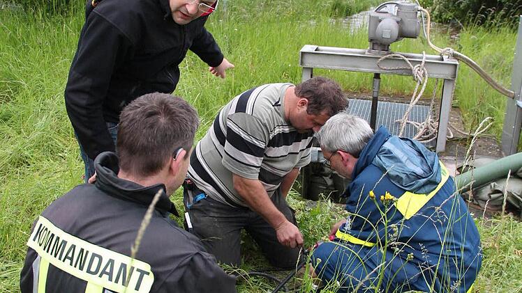 Die Pumpe wird repariert. Foto: Johanna Blum