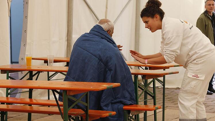 Asyl: Im Erlanger Freibad West wurde ein provisorisches Flüchtlingslager errichtet.