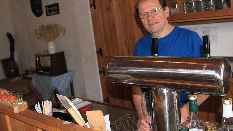 Fritz Müller hinterm Tresen seiner Gaststätte im ehemaligen Mahlraum Foto: Matthias Einwag