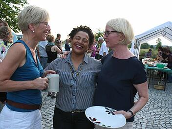 Marlene Pires (Mitte) spricht kein Deutsch. Christine Lettenmeier (links) und ihre Schwester Michaela Zehner (rechts) halfen sich mit Zeichensprache. Fotos: Evi Seeger