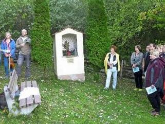 Bei jeder Station wurde ein Problem während des ökumenischen Schöpfungsgangs aufgegriffen, hier am Bildstock "Am Nast".  Foto: Wolfgang Ortloff