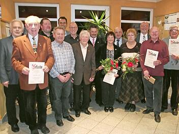 Geehrt wurden beim TSV Weißenbrunn treue Mitglieder für 40-, 50-, 60- und 70-jährige Mitgliedschaft. Im Bild (von links) Hartmut Nenninger, Dieter Wolf, BLSV-Kreisvorsitzender Mario Schmid, Edgar Schmidt, Vorsitzender Jörg Neubauer, Thomas Vießmann, Alfred Stumpf, Peter Scholz, Gertrud Scholz, Simon Rupp, Margit Redwitz, Bürgermeister Egon Herrmann, Ernst Roth und Karl Schwarz Foto: Petra Scholz
