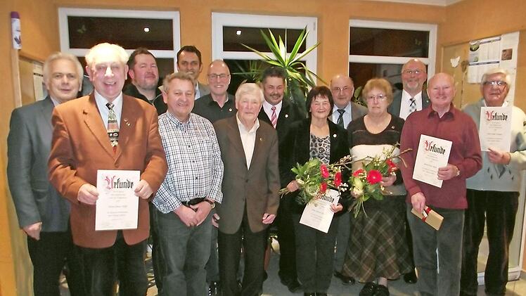 Geehrt wurden beim TSV Weißenbrunn treue Mitglieder für 40-, 50-, 60- und 70-jährige Mitgliedschaft. Im Bild (von links) Hartmut Nenninger, Dieter Wolf, BLSV-Kreisvorsitzender Mario Schmid, Edgar Schmidt, Vorsitzender Jörg Neubauer, Thomas Vießmann, Alfred Stumpf, Peter Scholz, Gertrud Scholz, Simon Rupp, Margit Redwitz, Bürgermeister Egon Herrmann, Ernst Roth und Karl Schwarz Foto: Petra Scholz