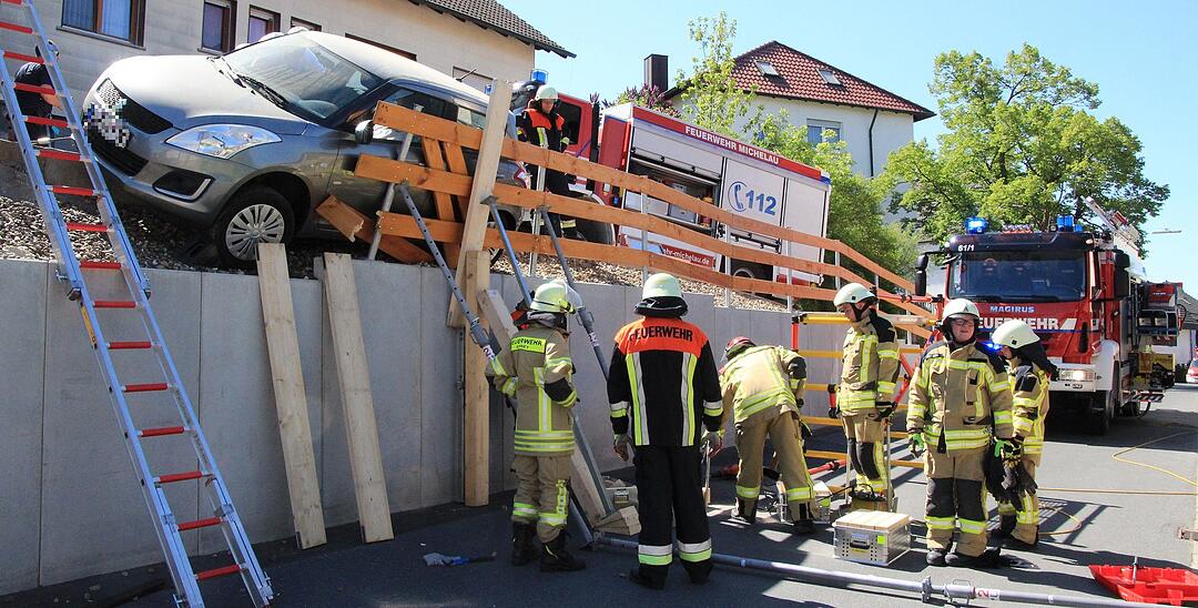 Unfall in Lichtenfels - Auto in Schney festgefahren