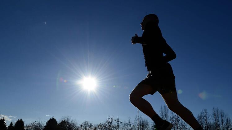 Die Polizei Würzburg sucht nach einem Jogger, der eine 16-Jährige belästigt haben soll. Symbolfoto: Patrick Seeger/dpa
