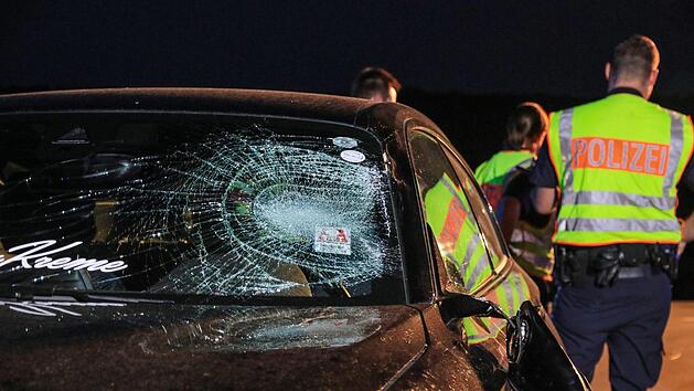 Bei einem Verkehrsunfall bei Neunkirchen am Brand im Kreis Forchheim wurde ein Radfahrer lebensgef&auml;hrlich verletzt. Foto: NEWS5 / Merzbach