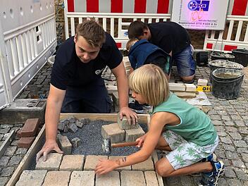 Unter der Anleitung von Auszubildenden der Firma Otto Hauch konnten diese jungen Besucher der "Nacht des Handwerks und der Manufakturen" am Samstag das Maurern versuchen. Foto: Bettina Knauth
