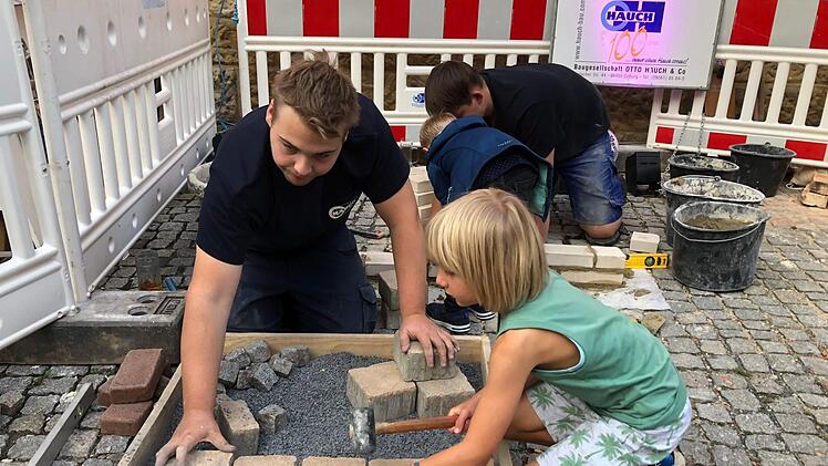 Unter der Anleitung von Auszubildenden der Firma Otto Hauch konnten diese jungen Besucher der "Nacht des Handwerks und der Manufakturen" am Samstag das Maurern versuchen. Foto: Bettina Knauth