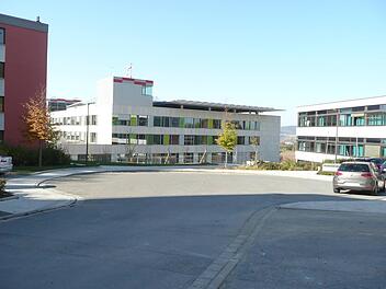 Das rote Haus links im Bild sowie das Gebäude rechts, in dem derzeit noch das Staatliche Schulamt untergebracht ist, will Regiomed für seine Medical School nutzen. In der Mitte das neue Klinikum. Popp