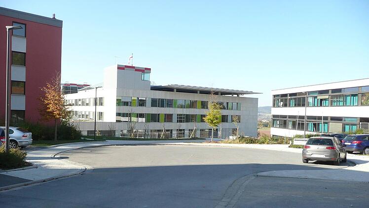 Das rote Haus links im Bild sowie das Gebäude rechts, in dem derzeit noch das Staatliche Schulamt untergebracht ist, will Regiomed für seine Medical School nutzen. In der Mitte das neue Klinikum. Popp