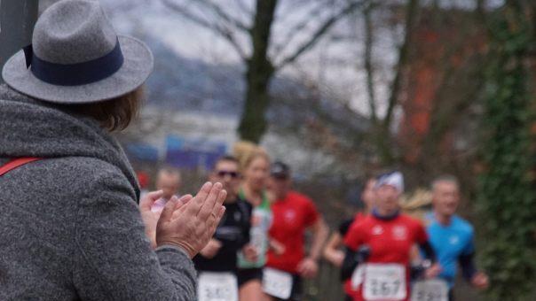Auf geht's! Eine Zuschauerin feuert im Zielbereich die Athleten noch einmal kräftig an. Foto: Mario Deller