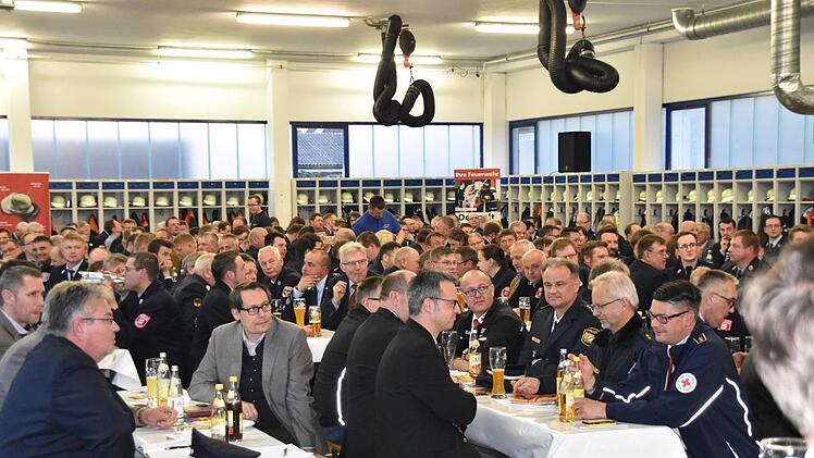 Das Feuerwehrgerätehaus in Mainleus war bis auf den letzten Platz besetzt - Foto Uschi Prawitz