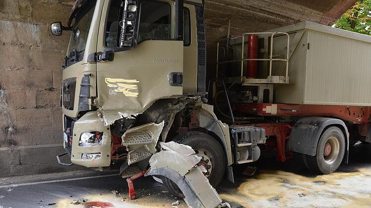 Bei dem Lkw lief jede Menge Betriebsstoff aus. Foto: Peter Rauch