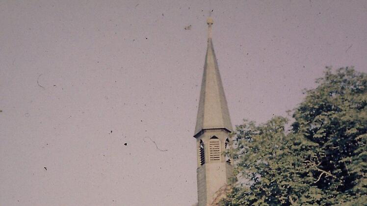 Die Kühe, die "alles" auf den Maria Ehrenberg gezogen haben, durften den Tag über um die Wallfahrtskirche weiden.  Archivfoto: Pfarrer Peter Pretscher