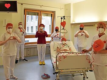 Rote Hauben und rote Herzen sind die Symbole, mit denen die Mitarbeiter der Helios-Frankenwaldklinik in Kronach einmal im Jahr an die Herzgesundheit von Frauen erinnern.