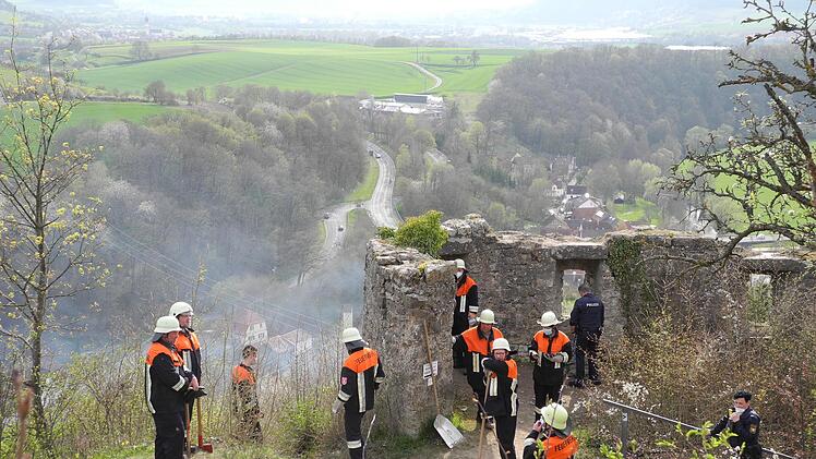Spaziergänger meldeten am Samstagnachmittag ein Feuer unterhalb der Trimburg. Nur der Ortskenntnis der Feuerwehrler ist es zu verdanken, dass "lediglich" zehn Quadratmeter Buschwerk abgebrannt sind. Denn zum Löschen musste die Wehr erst einmal an Wasser kommen. Foto:   Peter Seufert