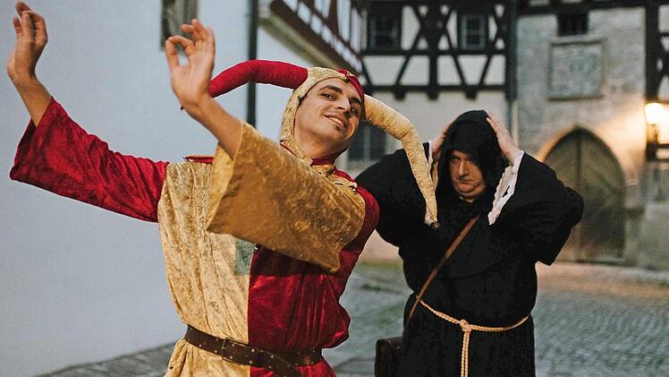 Till Eulenspiegel und Stadtwache Edelbert bereichern die Bamberger Gassenspiele.