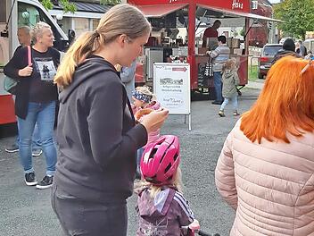Strahlender Sonnenschein, ein kleiner Plausch und nebenbei ein wenig shoppen – der Feierabendmarkt in Wallenfels ist eine Erfolgsgeschichte, die bereits Nachahmer gefunden hat.