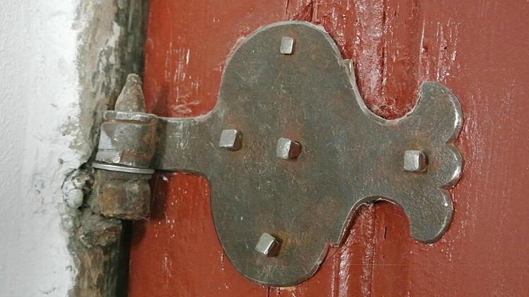 Ein Türbeschlag im Original erhalten. Man benutzte geschmiedete Nägel, um die Holztüre am Eisen zu befestigen.