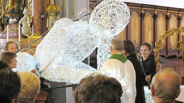 Der "Dundu", Attraktion des 34. Korbmarktes, nahm auch am ökumenischen Gottesdienst in der Stadtpfarrkirche teil. Pfarrerin Anne Salzbrenner ging darauf ein, wie wichtig das Aufeinanderzugehen und Miteinanderumgehen ist. Dazu wolle der christliche Glaube die Menschen stärken. Der "Dundu" mache es uns vor. Dass ihn fünf starke Menschen mit Kraft, Besonnenheit und Einfühlungsvermögen in Bewegung setzen, sehe man erst auf den zweiten Blick. Auch "Du und Du" könnten sich durch den Geist Gottes i...