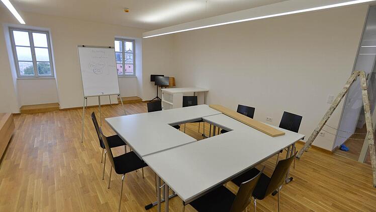 Als Unterrichts- oder Besprechungsraum ist dieses Zimmer geeignet. Foto: Ronald Rinklef