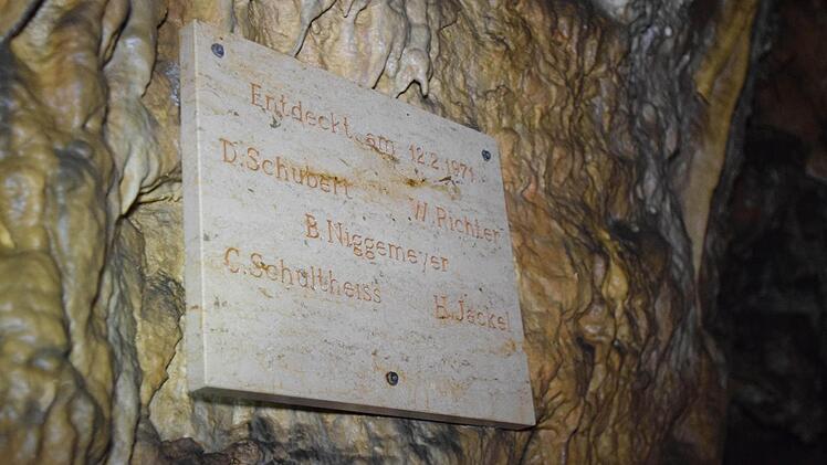 Gedenktafel in der Zoolithenhöhle: Am 12. Februar 1971 wurde die sogenannte Zaunik-Halle entdeckt. Foto: Ronald Rinklef