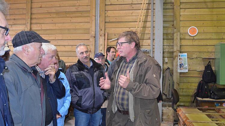 Hans Kess (Bildmitte) vom Sägewerk in Untererthal stellt den Besuchern seinen Betrieb vor.  Foto: Andreas Lomb