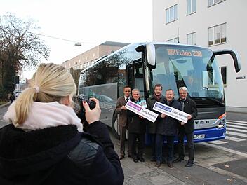 Bei einem Pressetermin vor dem Landratsamt wurde die neue Linie offiziell vorgestellt.  Foto: Ralf Ruppert