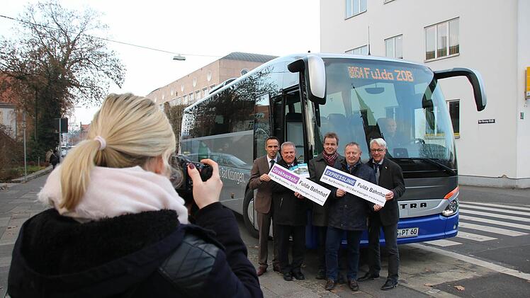 Bei einem Pressetermin vor dem Landratsamt wurde die neue Linie offiziell vorgestellt.  Foto: Ralf Ruppert