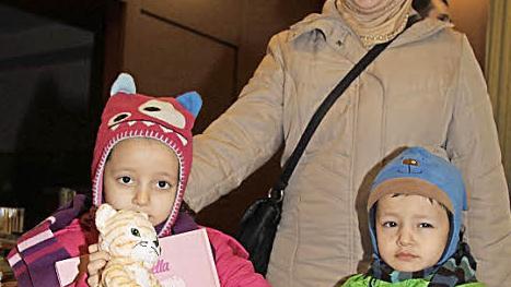 Auch Sozahra Ghanizada und ihre beiden Kinder Sadra (5) und Samin (3) haben auf dem Flohmarkt etwas Schönes gefunden.