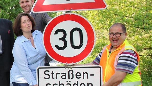 Die Stra&szlig;ensch&auml;den sind behoben, das Hinweisschild kann weg. Unser Bild zeigt bei der Freigabe der Strecke Lanzenreuth-Windischenhaig (von links) Gemeinder&auml;tin Dunja Pfaffenberger, B&uuml;rgermeister Martin Bernreuther und Werner Hirschmann vom Bauhof. Foto: Alexander Hartmann