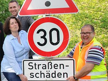 Die Straßenschäden sind behoben, das Hinweisschild kann weg. Unser Bild zeigt bei der Freigabe der Strecke Lanzenreuth-Windischenhaig (von links) Gemeinderätin Dunja Pfaffenberger, Bürgermeister Martin Bernreuther und Werner Hirschmann vom Bauhof. Foto: Alexander Hartmann