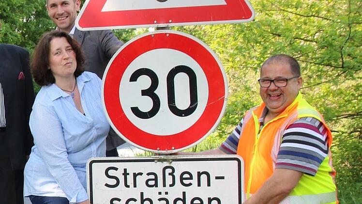 Die Straßenschäden sind behoben, das Hinweisschild kann weg. Unser Bild zeigt bei der Freigabe der Strecke Lanzenreuth-Windischenhaig (von links) Gemeinderätin Dunja Pfaffenberger, Bürgermeister Martin Bernreuther und Werner Hirschmann vom Bauhof. Foto: Alexander Hartmann