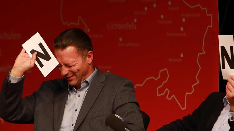 Mit N oder J konnten die Kandidaten anzeigen, ob ein Ort ihrer Ansicht nach zum Wahlkreis gehört. Hier Michael Eckstein und Martin Böhm.