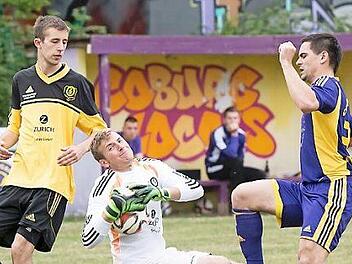 Sebastian Ehrlicher (Mitte) ist nicht nur Schiedsrichter, sondern auch ein erfahrener Torwart. Der 26-Jährige, der für den FC Oberwohlsbach pfeift, hütete bereits das Tor des FCO, des TSV Unterlauter und - wie in dieser Szene - des TSV Oberlauter. Foto: CT-Archiv