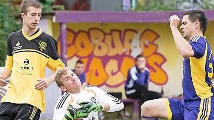 Sebastian Ehrlicher (Mitte) ist nicht nur Schiedsrichter, sondern auch ein erfahrener Torwart. Der 26-Jährige, der für den FC Oberwohlsbach pfeift, hütete bereits das Tor des FCO, des TSV Unterlauter und - wie in dieser Szene - des TSV Oberlauter. Foto: CT-Archiv