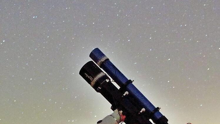 Ein massives Stativ, leistungsstarke Teleskope und eine Spezialkamera, sowie entsprechende Software gehören zur Ausstattung von Daniel Weihrauch, um Himmelskörper in den Kasten zu bekommen. Foto: Daniel Weihrauch